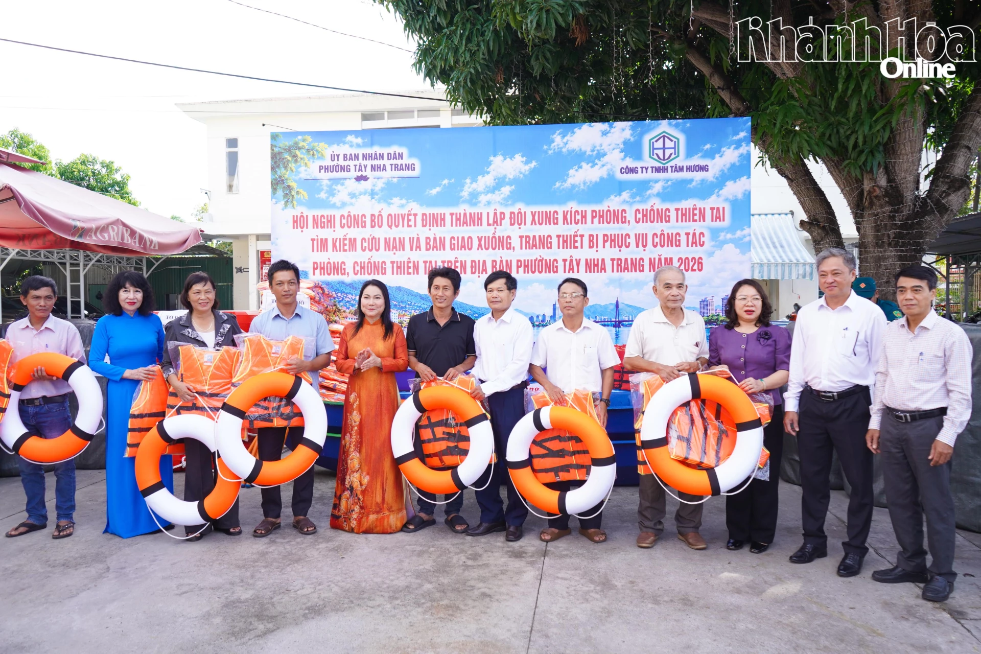 Lãnh đạo UBND phường Tây Nha Trang và các đơn vị tài trợ bàn giao xuồng, trang thiết bị phục vụ công tác phòng, chống thiên tai cho các tổ dân phố.