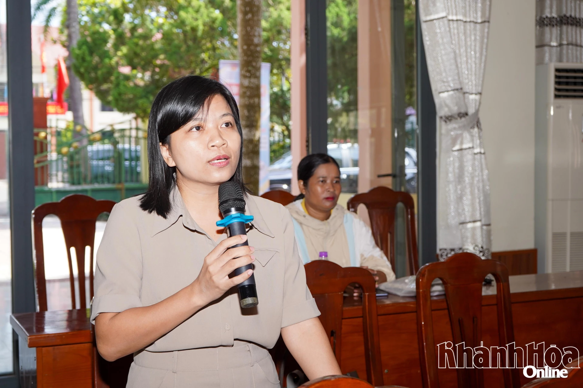 Cử tri nêu kiến nghị tại buổi tiếp xúc.