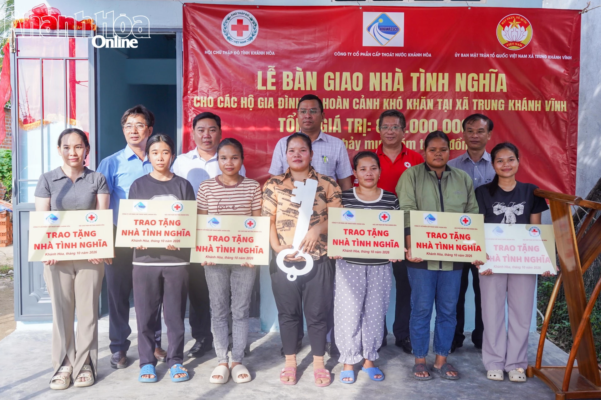 Đại diện Hội Chữ thập đỏ tỉnh, đơn vị tài trợ và chính quyền địa phương trao chìa khóa nhà cho các hộ.