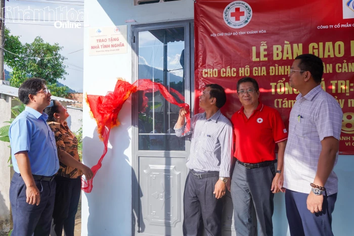 Bàn giao 7 căn nhà tình nghĩa cho các gia đình có hoàn cảnh khó khăn ở xã Trung Khánh Vĩnh