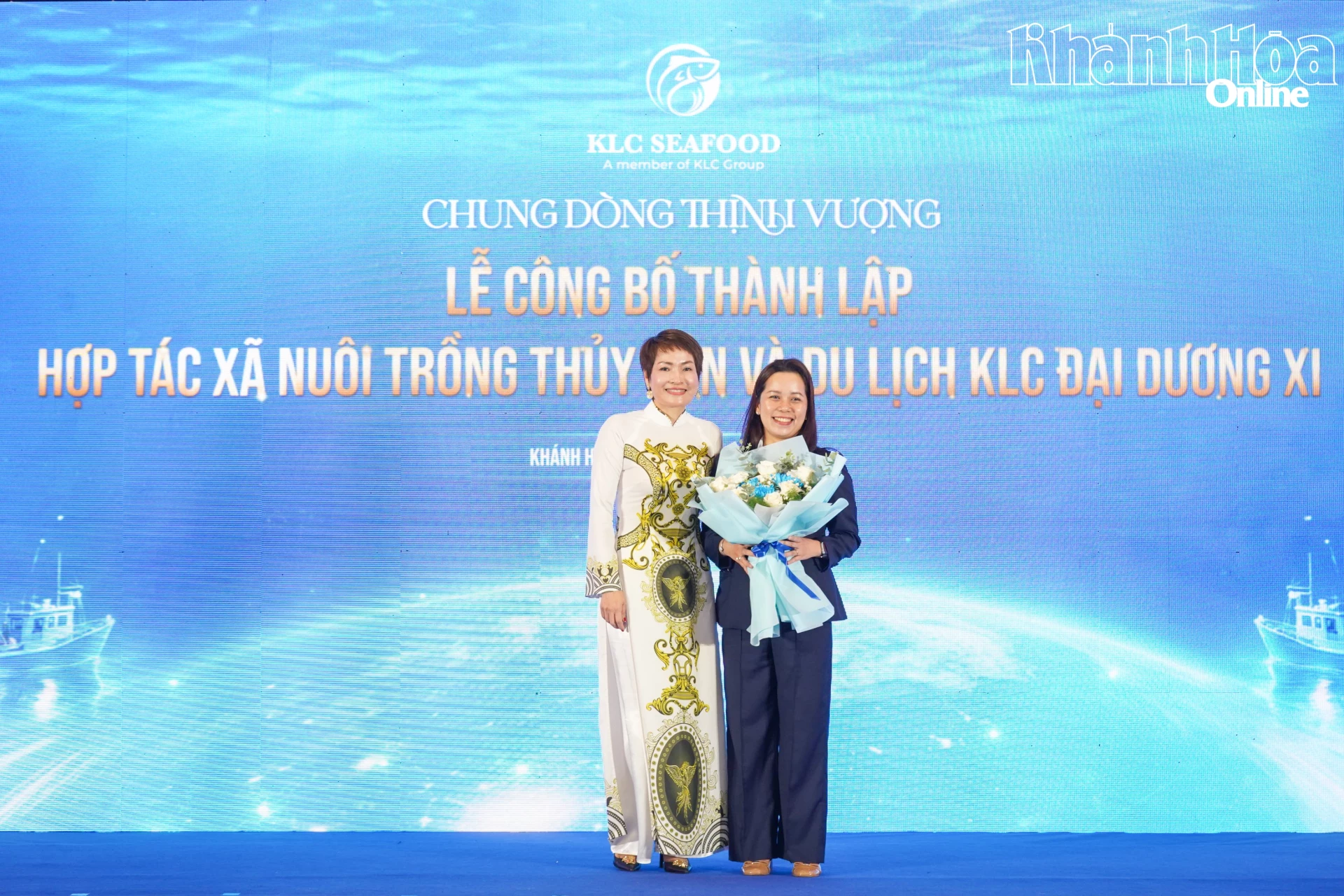 Bà Đặng Thị Hương Giang - Thành viên Hội đồng quản trị kiêm Phó Tổng Giám đốc vận hành KLC Group lên sân khấu tặng hoa chúc mừng đại diện hợp tác xã.