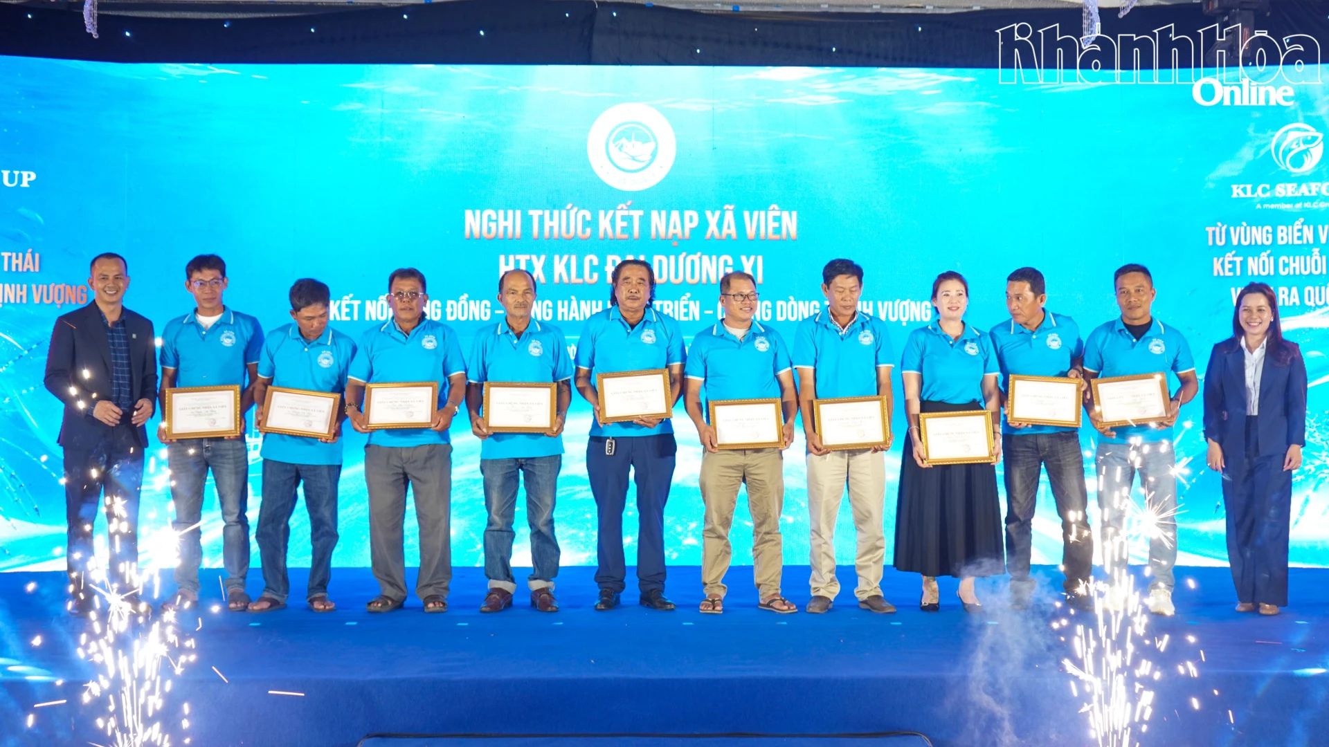 Lãnh đạo KLC Seafood và Hợp tác xã Nuôi trồng Thủy sản và Du lịch KLC Đại Dương XI trao chứng nhận cho các xã viên đại diện của hợp tác xã.