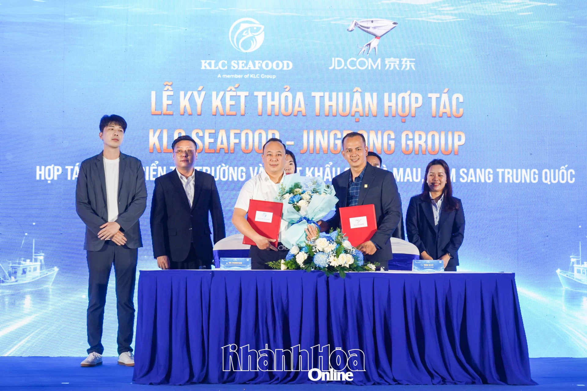 Lãnh đạo KLC Seafood và đại diện Jingdong Group (Trung Quốc) ký kết thỏa thuận lớp tác.
