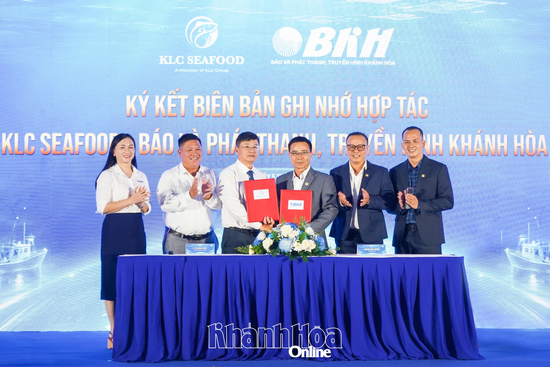 Ông Lê Hoàng Triều - Giám đốc Báo và Phát thanh, Truyền hình Khánh Hòa và ông Huỳnh Ngọc Thuận - Phó Tổng Giám đốc KLC Seafood ký kết biên bản ghi nhớ hợp tác bảo trợ truyền thông.