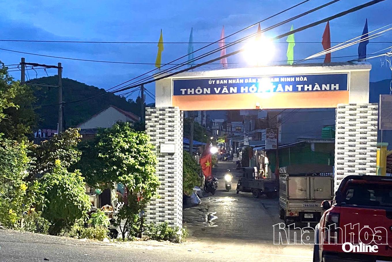 Đường từ Quốc lộ 1 vào thôn Tân Thành đã được chiếu sáng vào ban đêm.