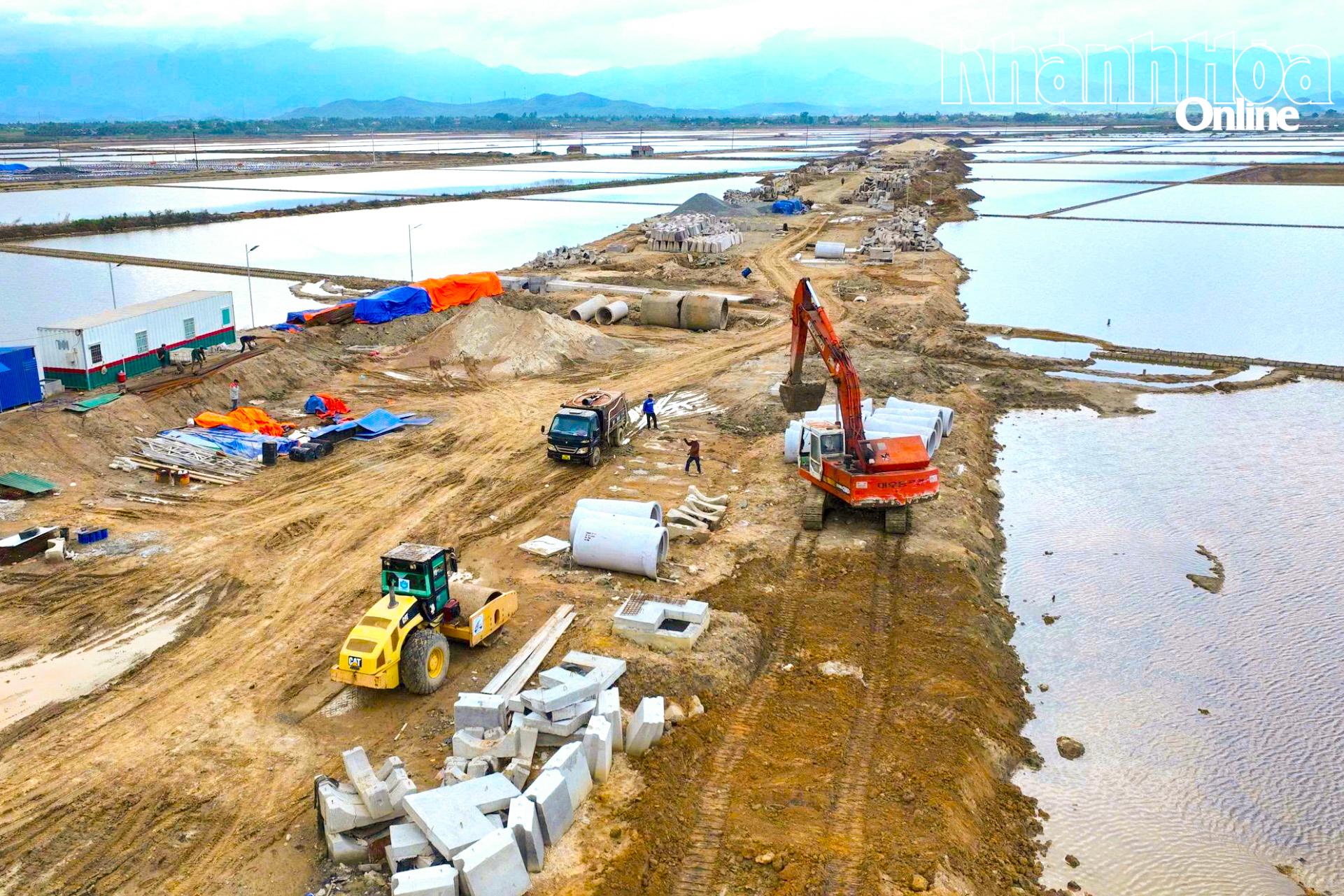 Thi công tại Dự án Đường ven biển Vạn Lương - Ninh Hòa.