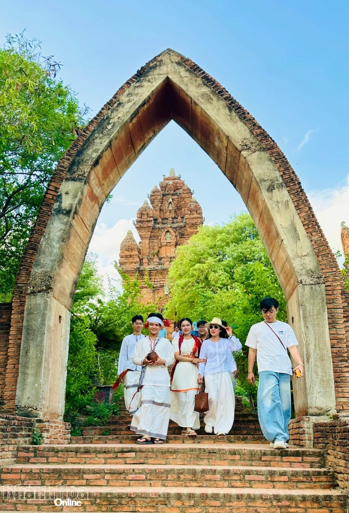 Gần 50 doanh nghiệp lữ hành khảo sát du lịch văn hóa dân tộc Chăm và Raglai