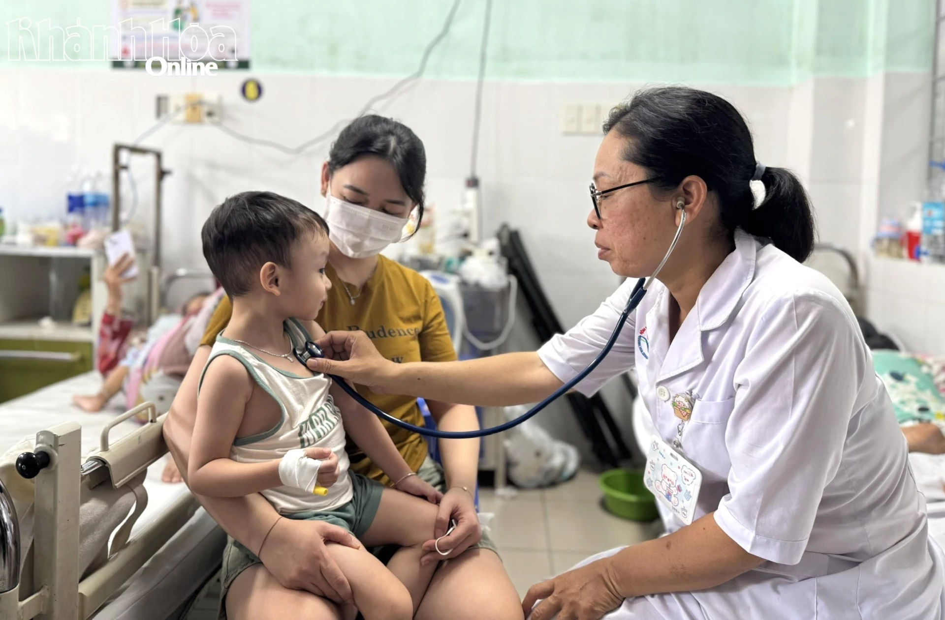Bác sĩ Bệnh viện Đa khoa Khánh Hòa khám bệnh cho trẻ.