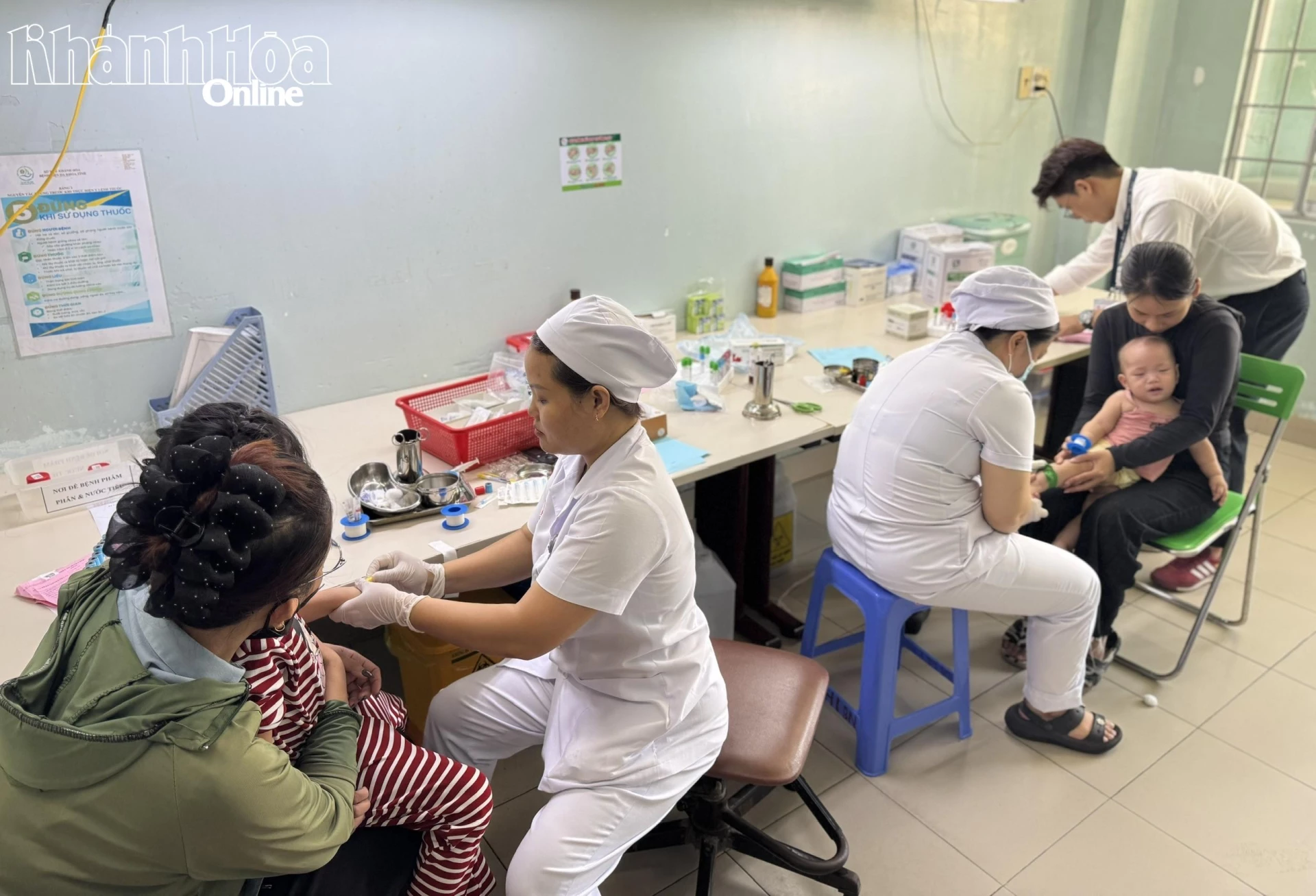 Các bệnh nhi được lấy máu xét nghiệm xác định rõ bệnh.
