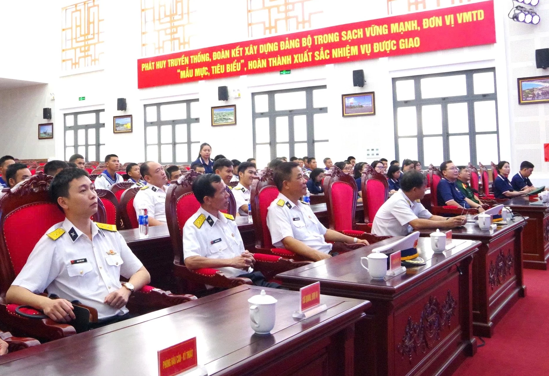 Các đại biểu tham dự buổi giao lưu.