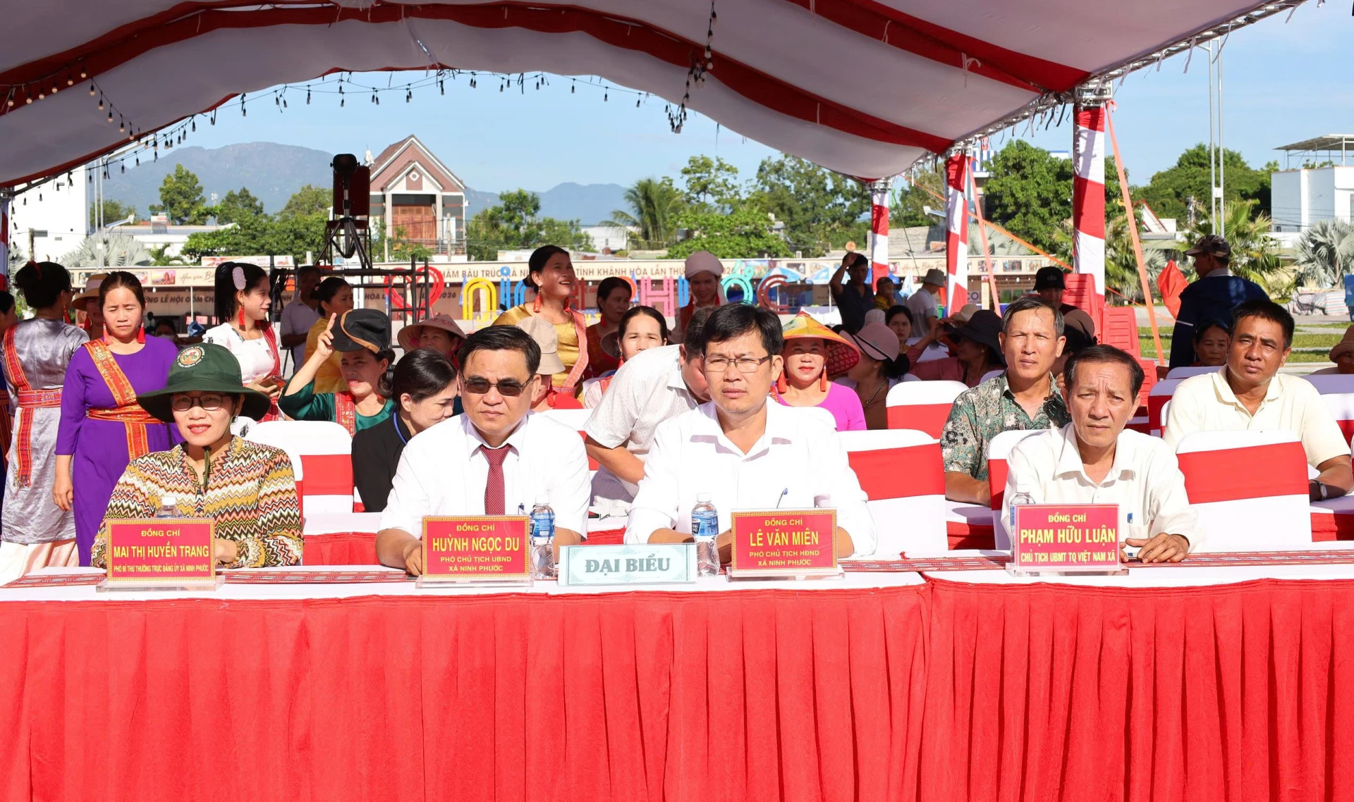 Các đại biểu và thí sinh tham gia hội thi.