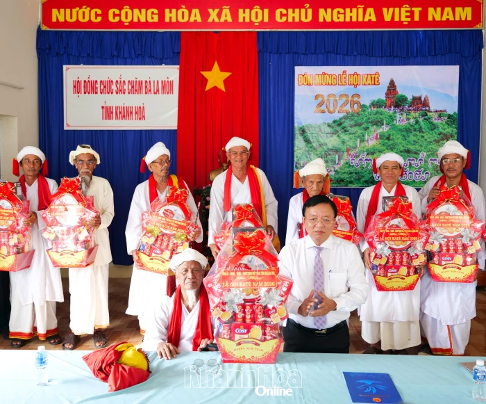Phó Chủ tịch UBND tỉnh Lê Huyền thăm, chúc mừng đồng bào Chăm theo đạo Bàlamôn nhân dịp Lễ hội Katê 2026