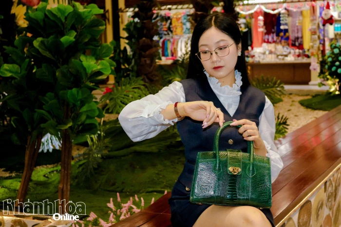 Thời trang da đà điểu, cá sấu Khatoco - món quà ý nghĩa dịp 20-10