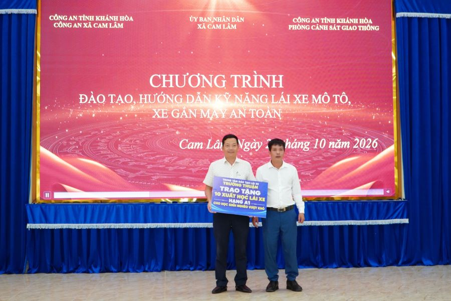 Trung tâm đào tạo lái xe Trường Thuận tặng 10 khóa học giấy phép lái xe hạng A1 cho các em học sinh có hoàn cảnh khó khăn hiếu học của Trường THPT Trần Bình Trọng