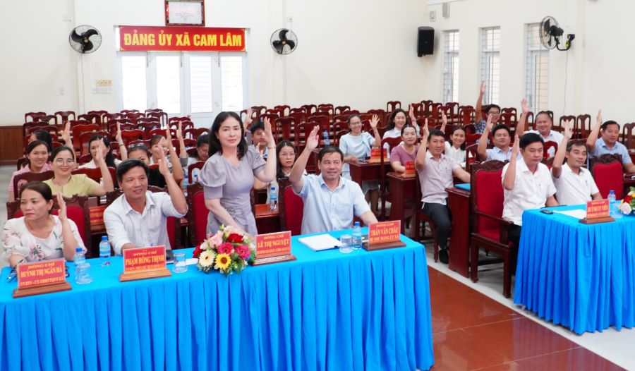 Các đại biểu biểu quyết thông qua nội dung nghị quyết.