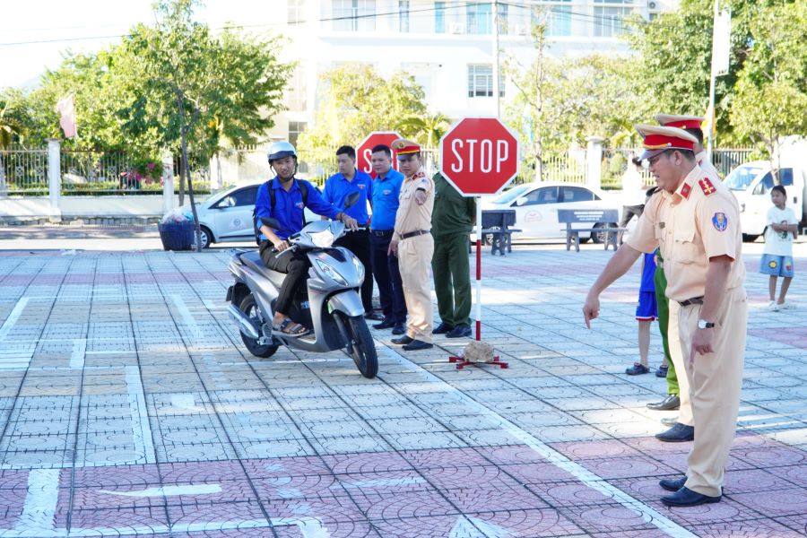 : Đoàn viên xã Cam Lâm thực hành lái xe an toàn