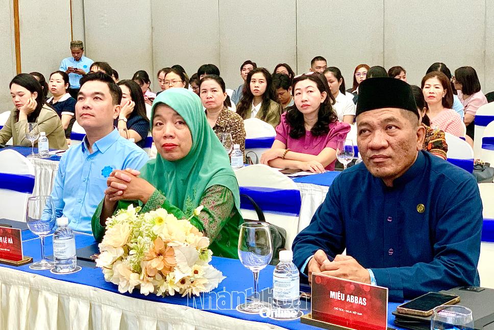 Các đại biểu tam dự tại lớp học.