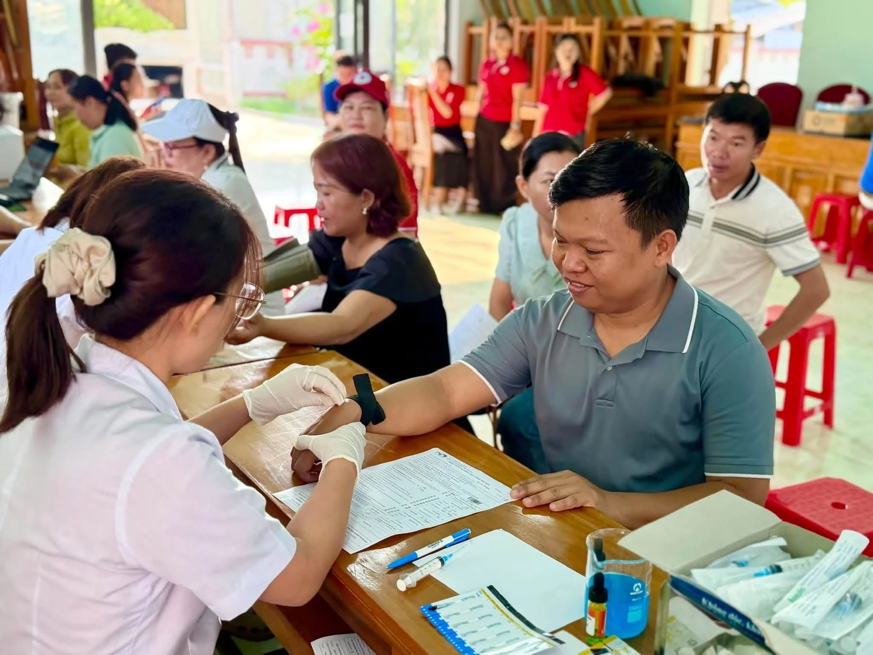 Người tới tham gia chương trình được kiểm tra sức khỏe trước khi hiến máu.