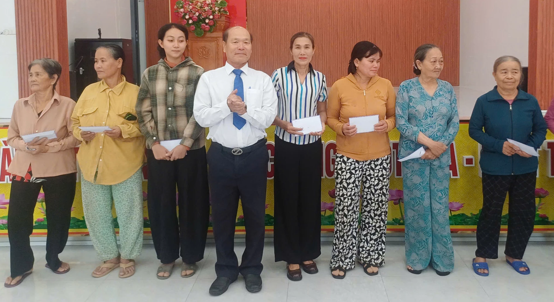 Lãnh đạo Hội Người cao tuổi xã trao quà cho người cao tuổi có hoàn cảnh khó khăn.