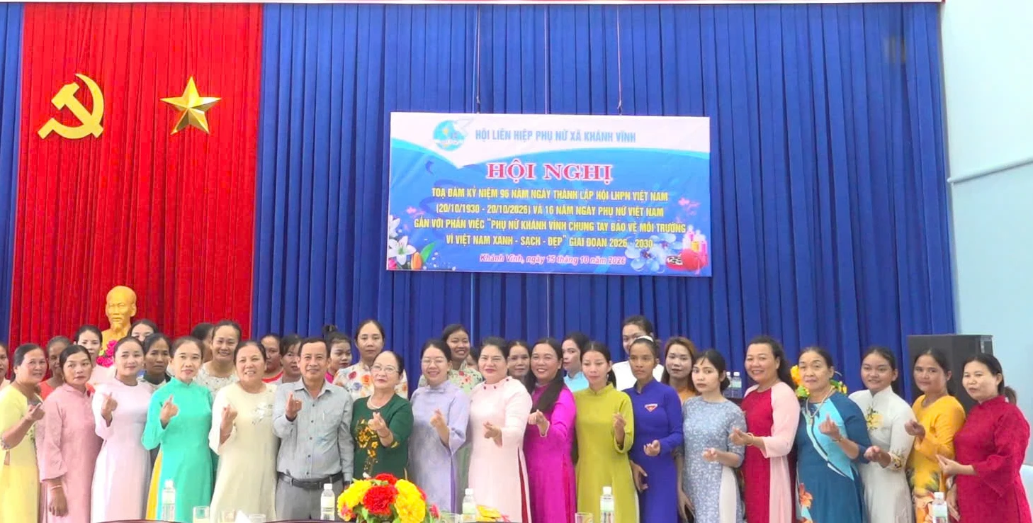 Các đại biểu, cán bộ, hội viên phụ nữ chụp hình lưu niệm tại buổi tọa đàm. Ảnh: PHÙNG QUỲNH.