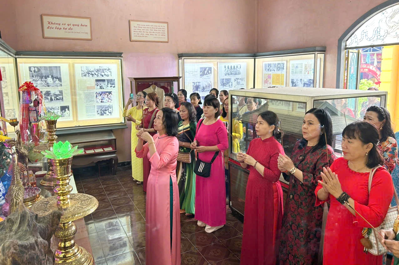 Đoàn dâng hương tưởng niệm Chủ tịch Hồ Chí MInh.