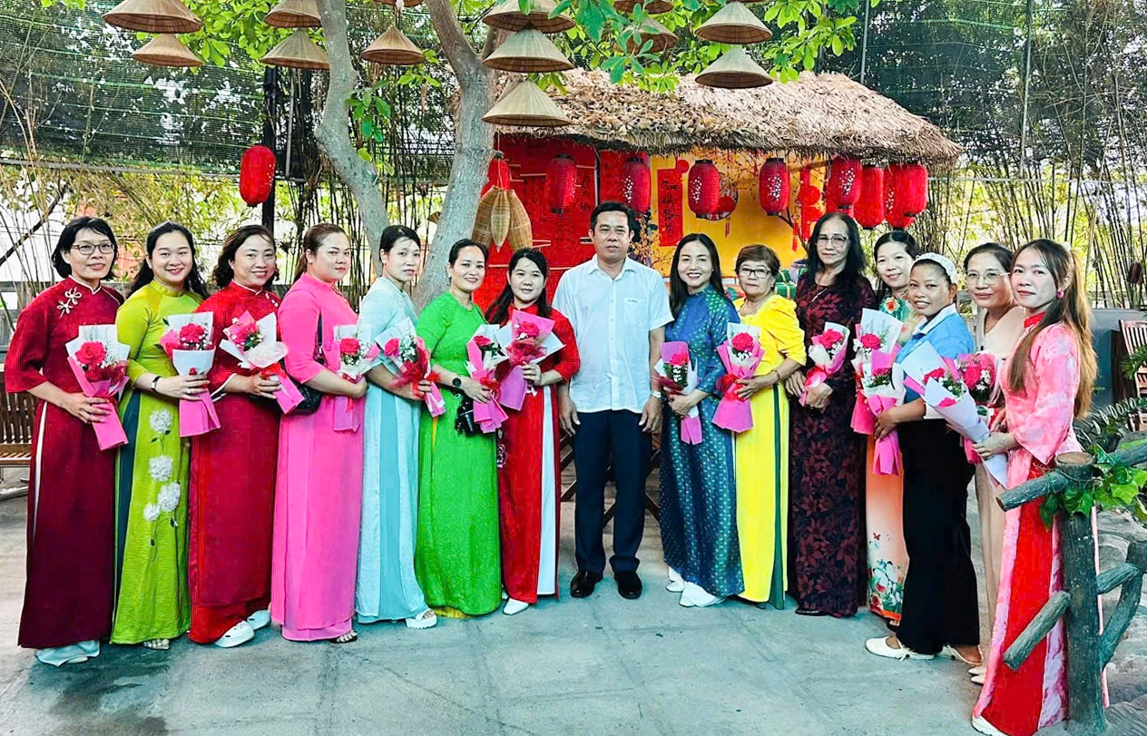 Lãnh đạo xã tặng hoa chúc mừng các cán bộ, hội viên phụ nữ.