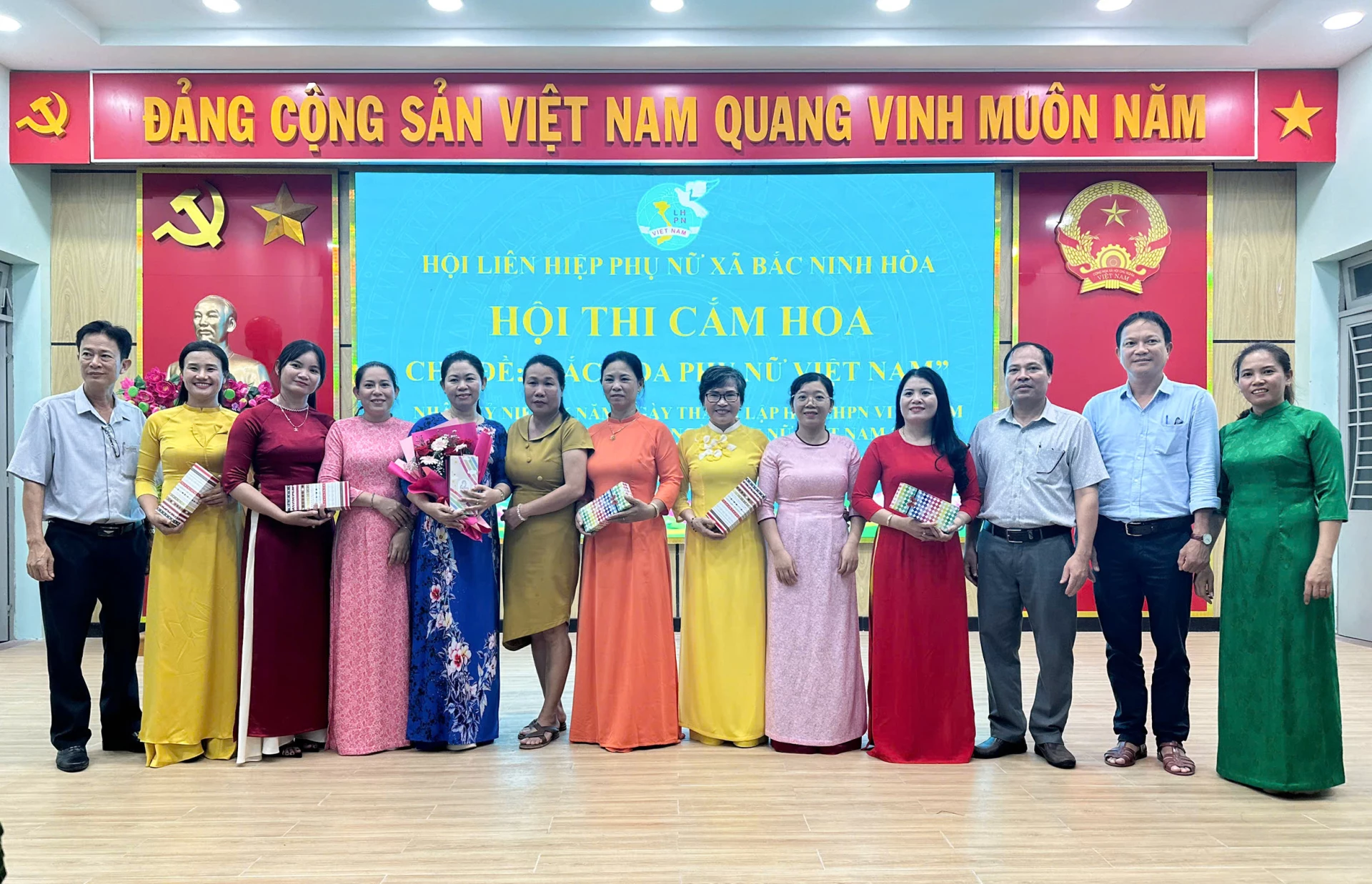 Trao giải cho các đội thi.