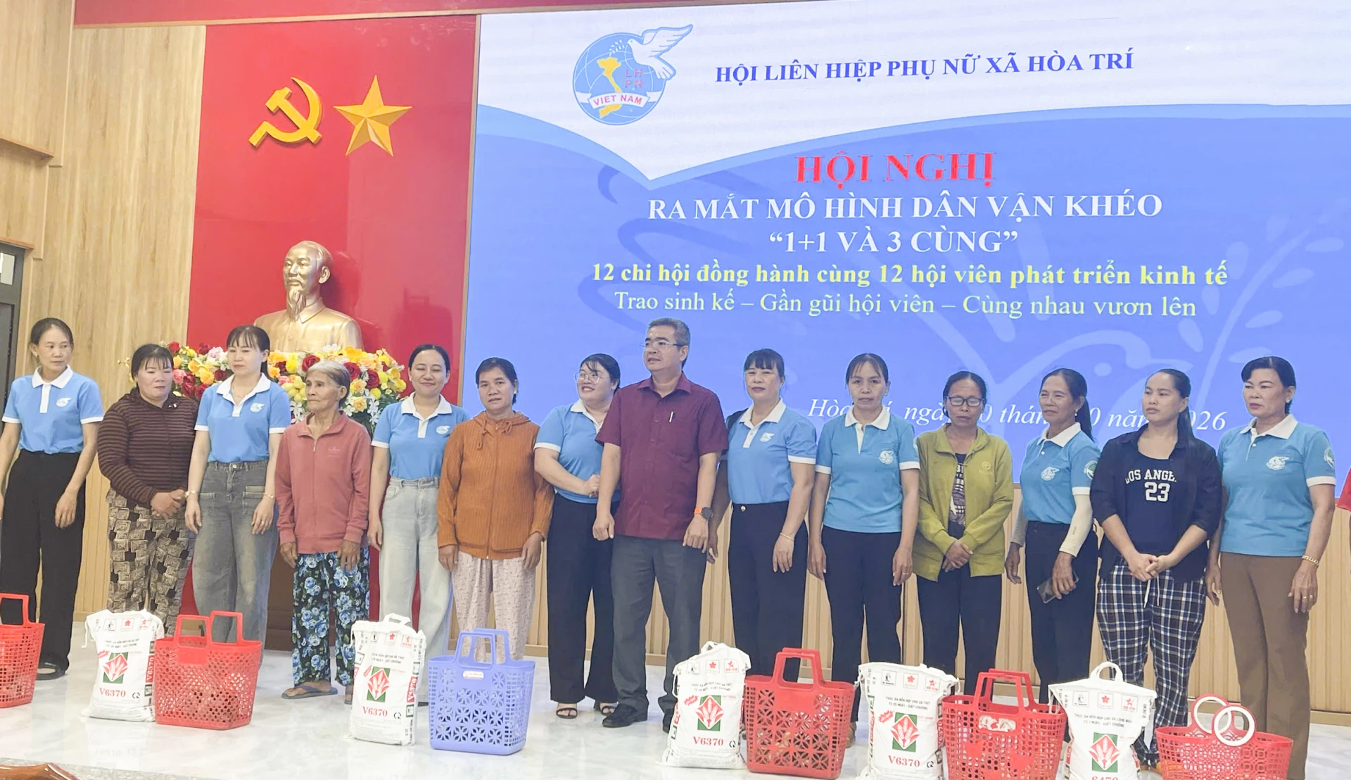 Lãnh đạo Đảng ủy và Hội Liên hiệp Phụ nữ xã trao phương tiện sinh kế cho hội viên có hoàn cảnh khó khăn.
