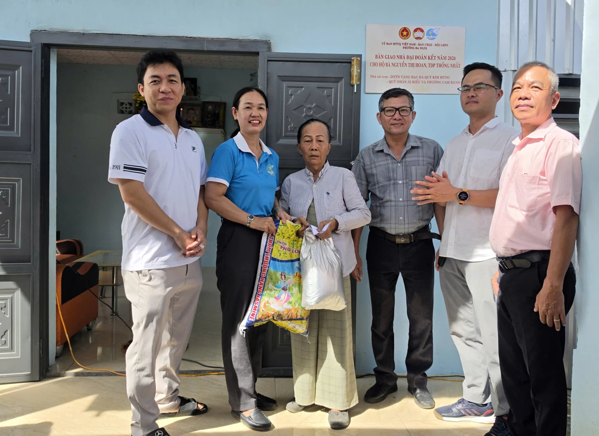 Bàn giao nhà và tặng quà cho gia đình bà Nguyễn Thị Hoan.