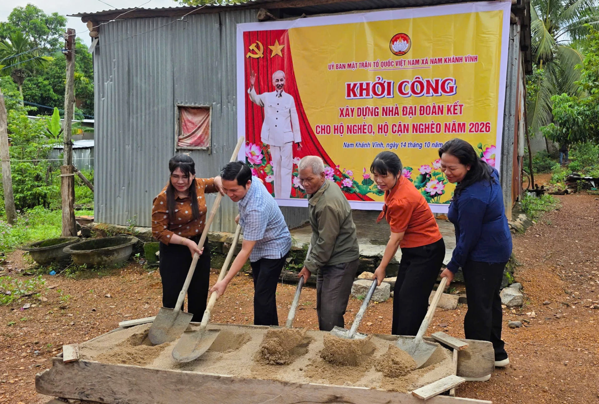 Các đại biểu thực hiện nghi thức động thổ xây dựng nhà Đại đoàn kết. 