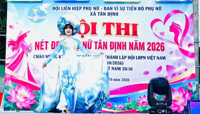 Thí sinh trình diễn áo dài.
