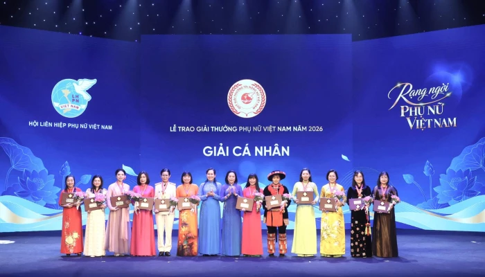 Chủ tịch Hội đồng thành viên Công ty Yến sào Khánh Hòa Trịnh Thị Hồng Vân nhận Giải thưởng Phụ nữ Việt Nam 2026