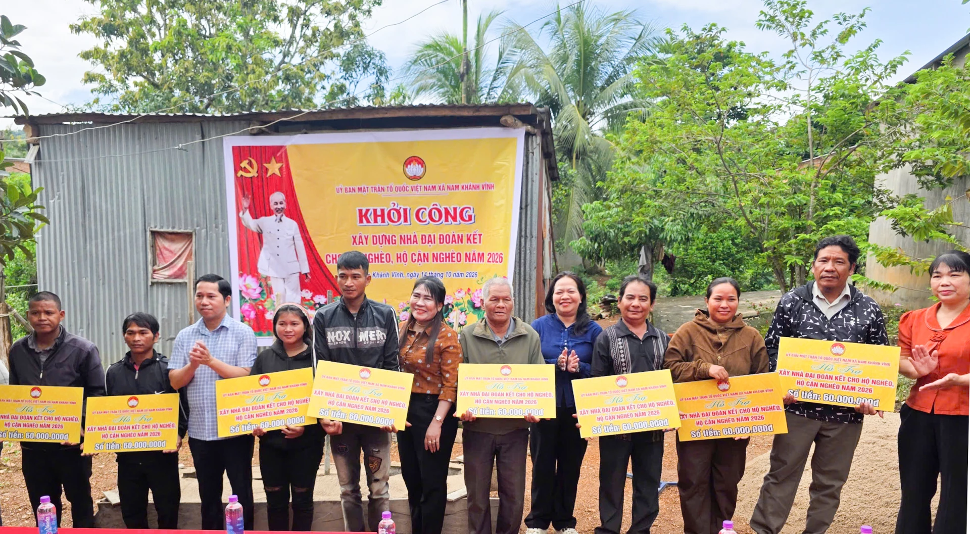 Lãnh đạo xã Nam Khánh Vĩnh trao kinh phí hỗ trợ cho các gia đình.