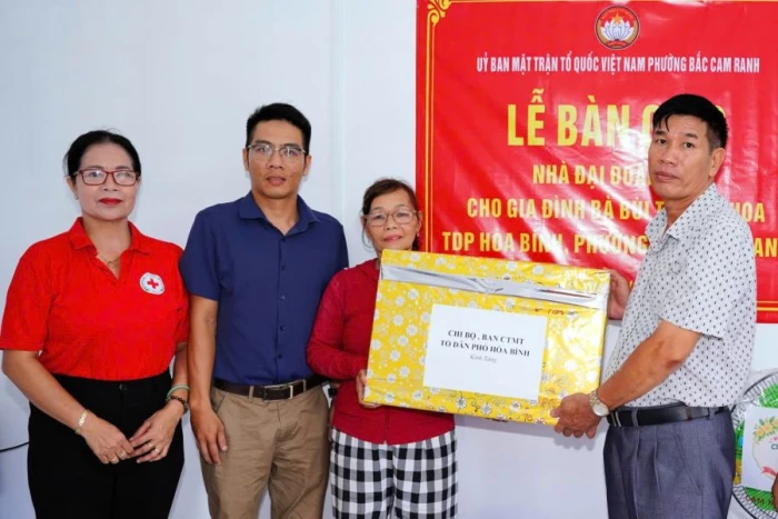 Ủy ban MTTQ Việt Nam phường Bắc Cam Ranh bàn giao nhà Đại đoàn kết cho hộ cận nghèo