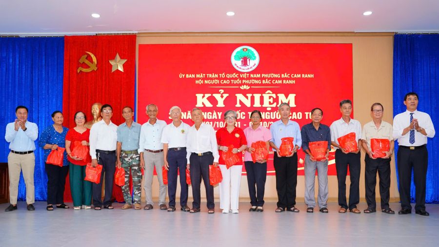 Lãnh đạo Hội Người cao tuổi phường trao quà cho các cụ có hoàn cảnh khó khăn