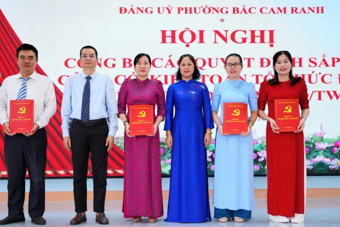 Phường Bắc Cam Ranh công bố các quyết định sắp xếp, kiện toàn tổ chức đảng