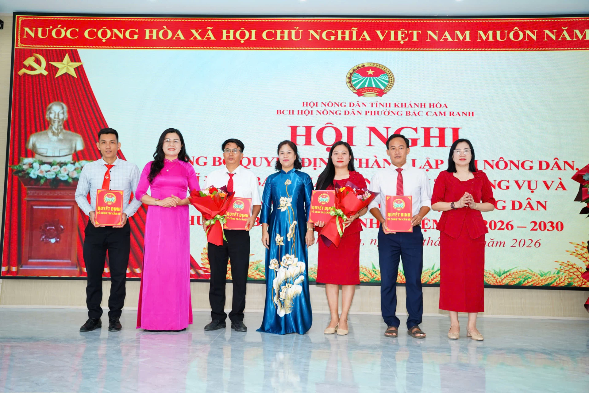 Lãnh đạo Hội Nông dân tỉnh và lãnh đạo Đảng uỷ phường Bắc Cam Ranh trao quyết định thành lập Hội Nông dân phường.