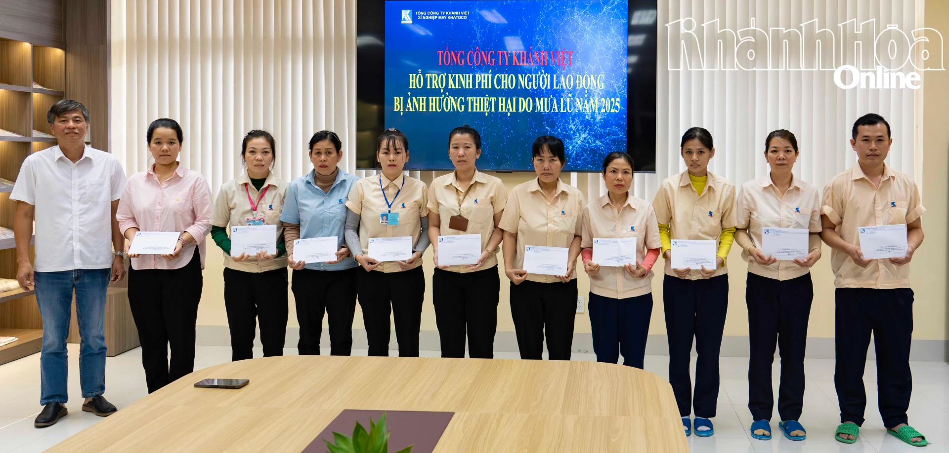Lãnh đạo Xí nghiệp May Khatoco trao hỗ trợ cho người lao động bị ảnh hưởng bởi đợt mưa lũ tháng 11-2025.
