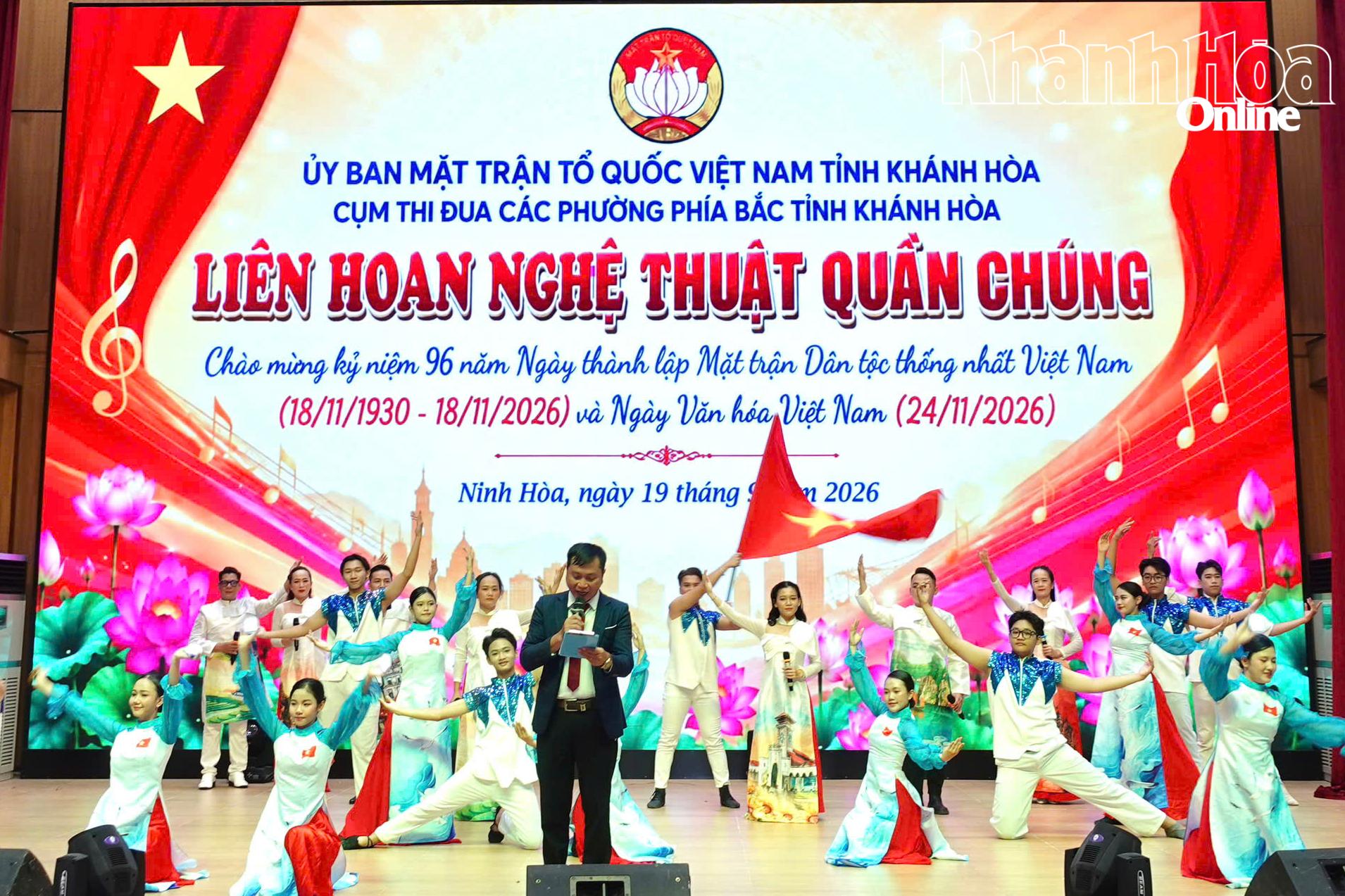 Phần thi diễn của đội nghệ thuật phường Hòa Thắng.