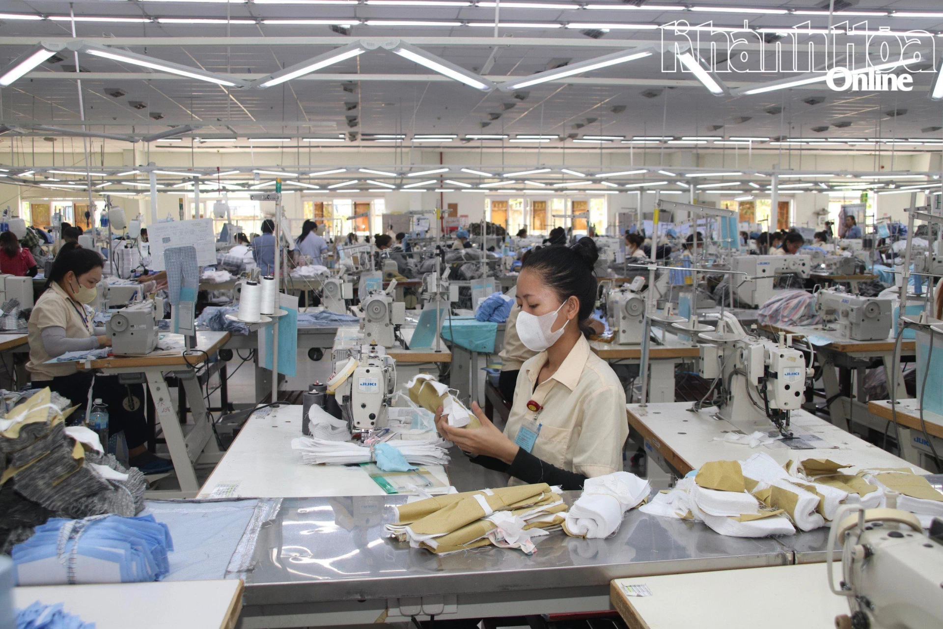 Hoạt động sản xuất tại Xí nghiệp may Khatoco. Ảnh Đ.Lâm