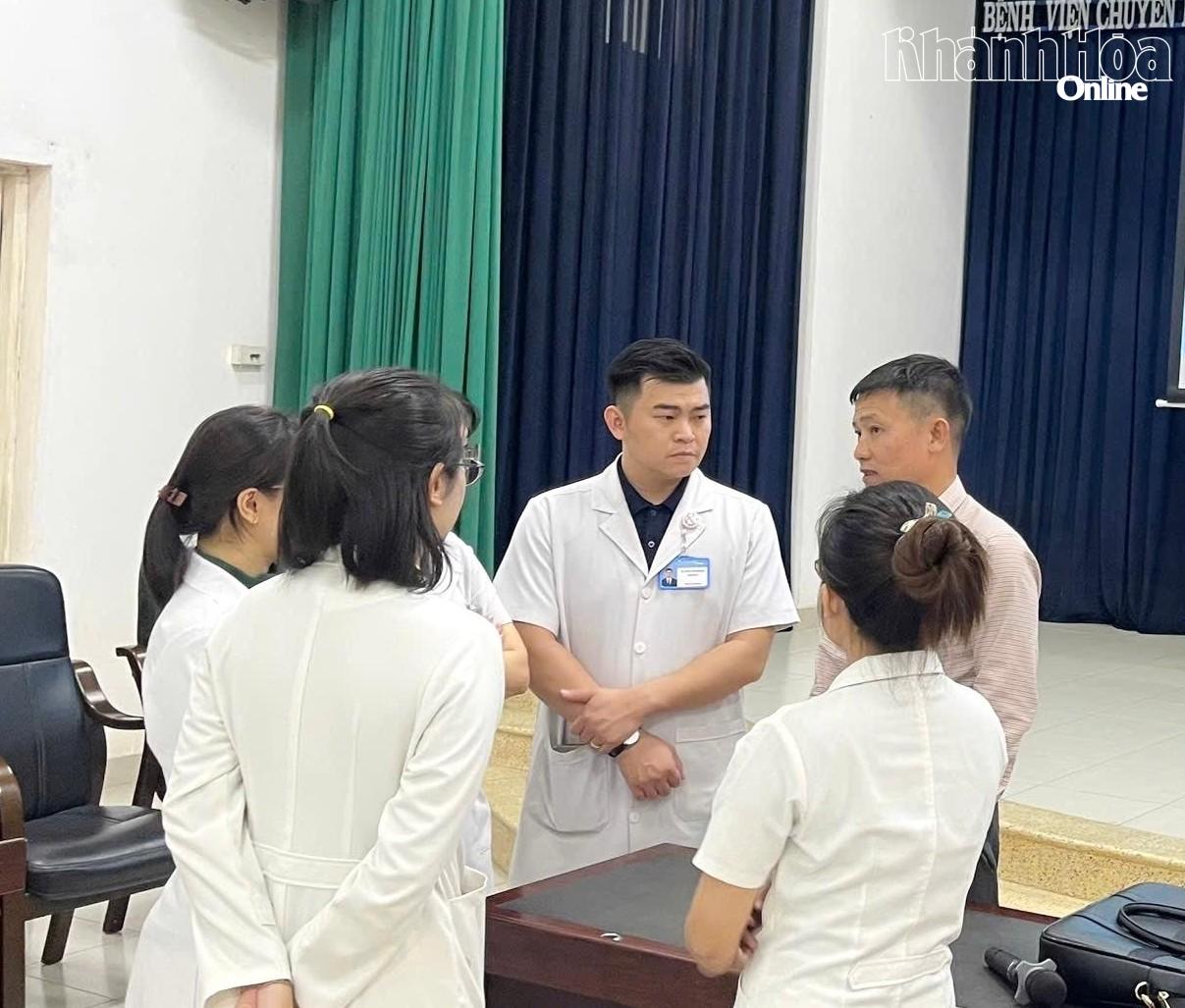 Các học viên trao đổi cùng chuyên gia tại buổi tập huấn.