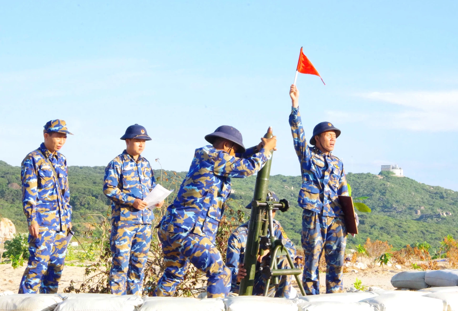 Học viên thực hành bắn súng cối 82mm.