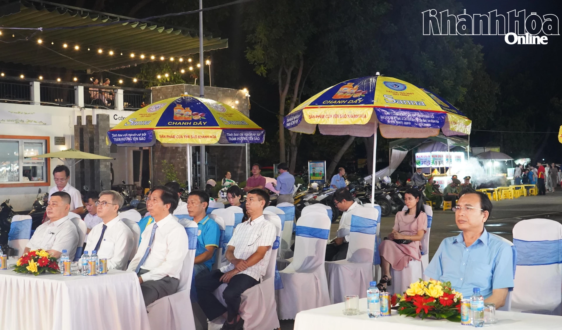 Các đại biểu tham dự lễ khai mạc.