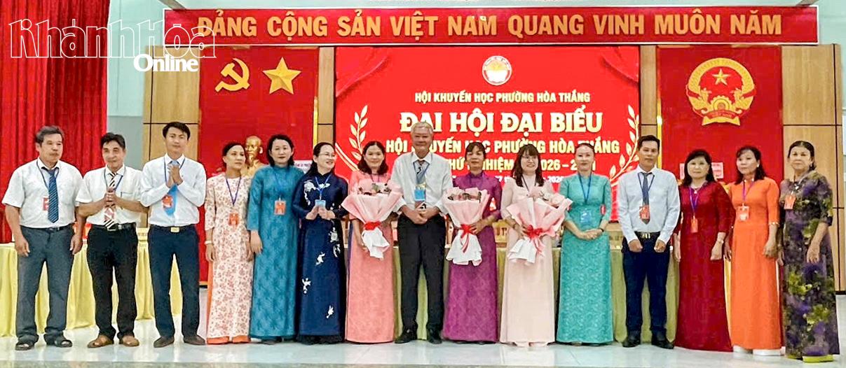 Lãnh đạo Hội Khuyến học tỉnh chúc mừng Đại hội Hội Khuyến học phường Hòa Thắng.