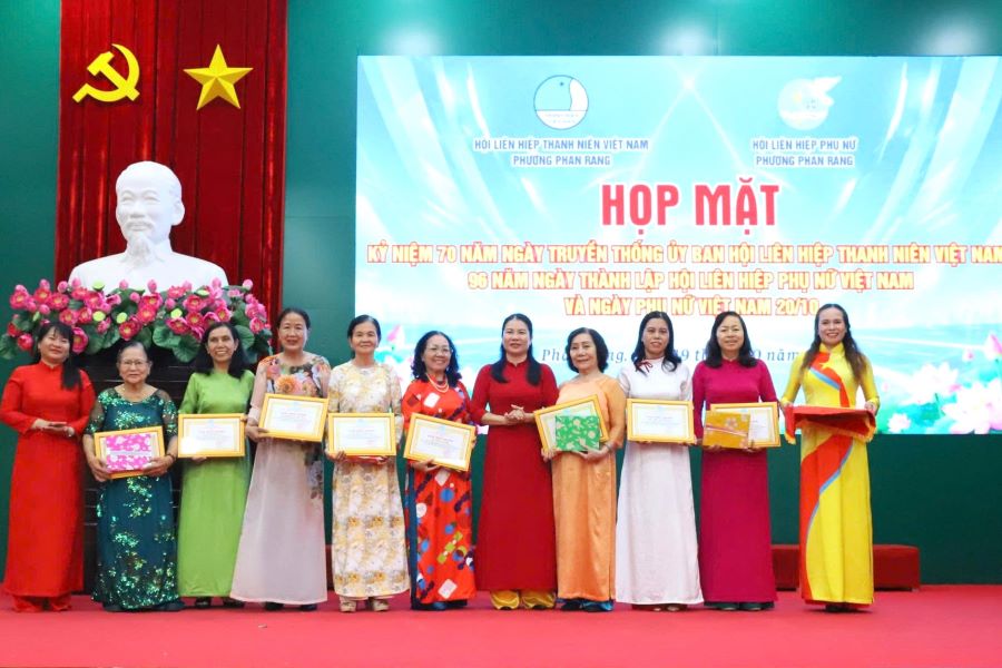 Hội Liên hiệp Phụ nữ phường Phan Rang khen thưởng các cá nhân.