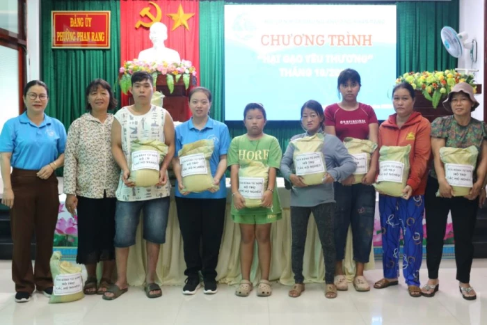 Hội Liên hiệp Phụ nữ phường Phan Rang tặng gạo cho hộ nghèo, cận nghèo