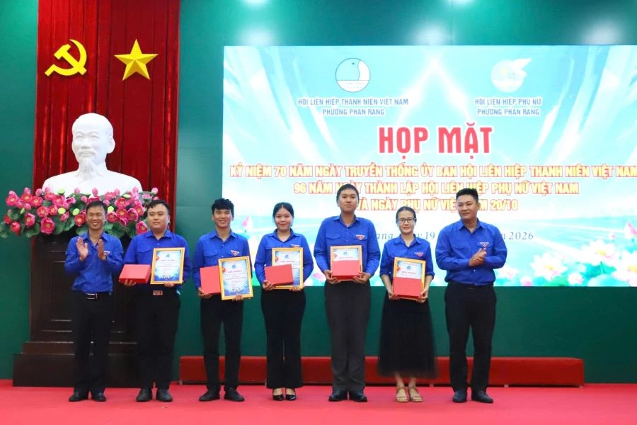 Ủy ban Hội LHTN Việt Nam phường biểu dương các cá nhân tiêu biểu có thành tích tích cực trong công tác Hội và phong trào thanh niên năm 2026