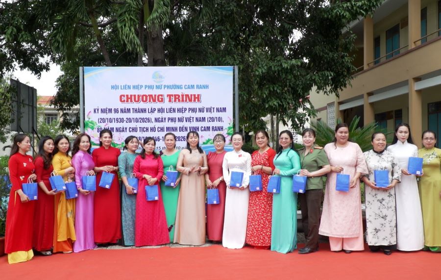 Hội Liên hiệp Phụ nữ phường Cam Ranh tặng quà tri ân các cán bộ, hội viên có nhiều đóng góp cho hoạt động hội.