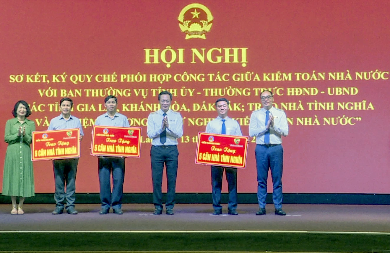 KTNN trao tặng biểu trưng Nhà tình nghĩa cho đại diện lãnh đạo 3 tỉnh Gia Lai, Khánh Hòa, Đắk Lắk.