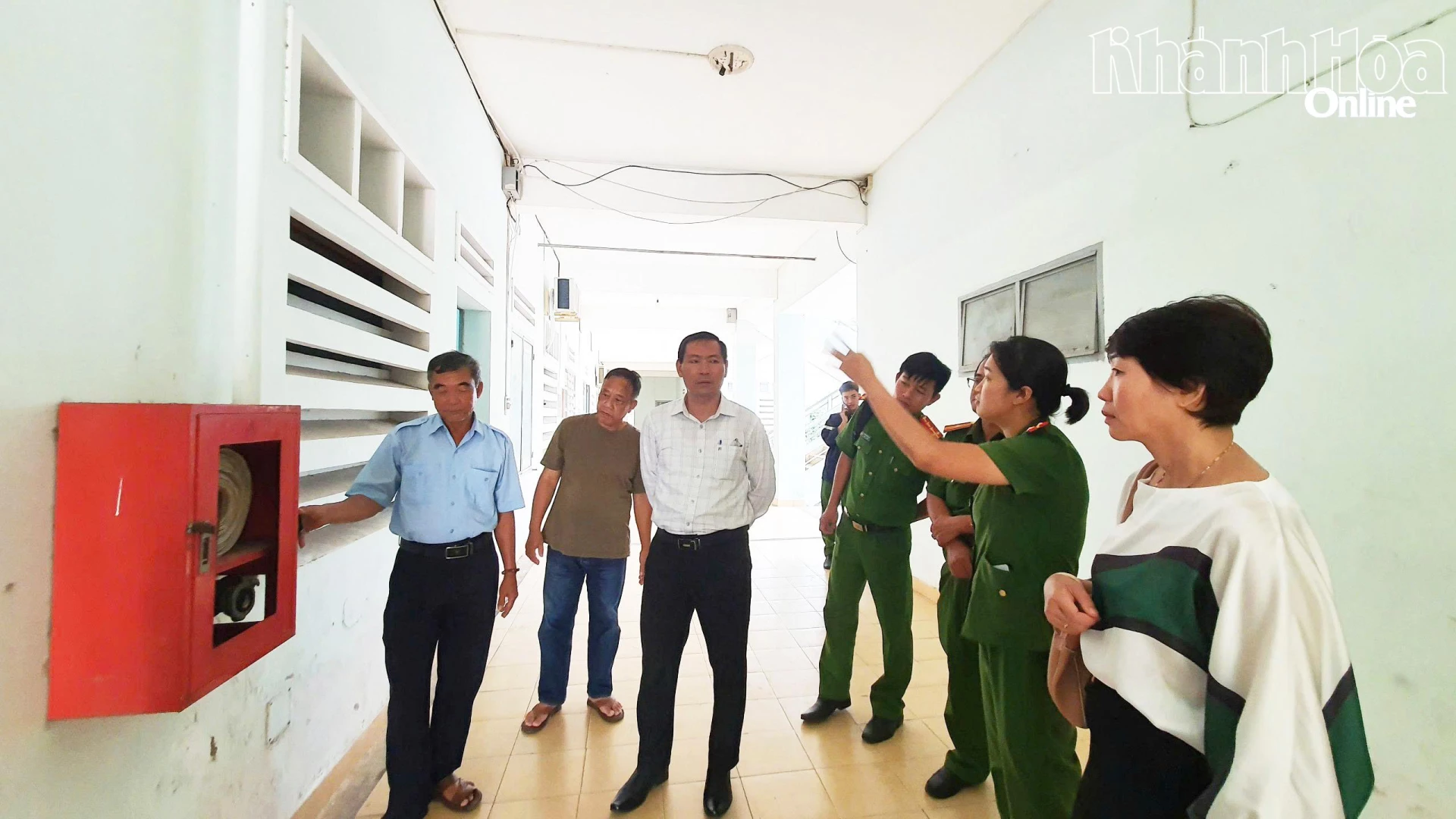 Lực lượng chức năng kiểm tra thực trạng hệ thống phòng cháy, chữa cháy tại Chung cư Hưng Phú (phường Bắc Nha Trang).